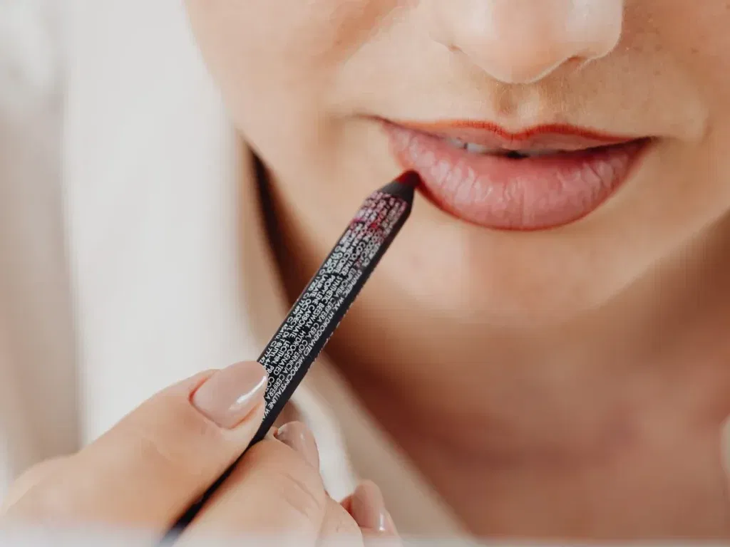 Draw an Outline with a Lip Pencil Before Applying Lipstick