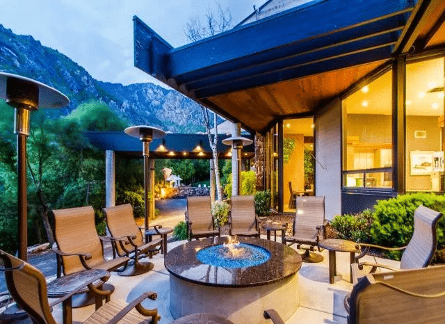 Outdoor_Luxury_Pool_Fire_Pit_and_Scenic_Views