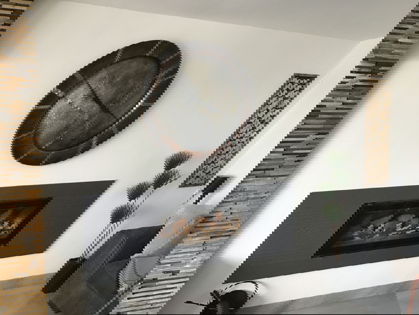 A clock on a wall

AI-generated content may be incorrect.