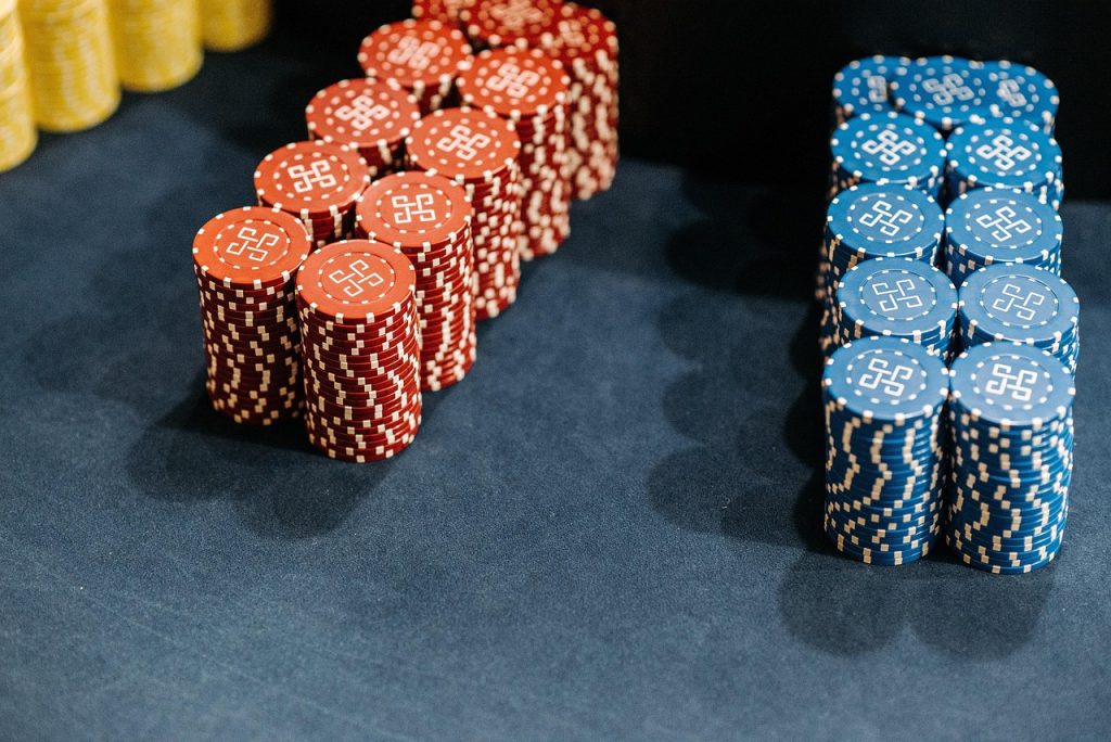How Do Sticky Bonuses Differ From Non-Sticky Bonuses in Online Casinos?
