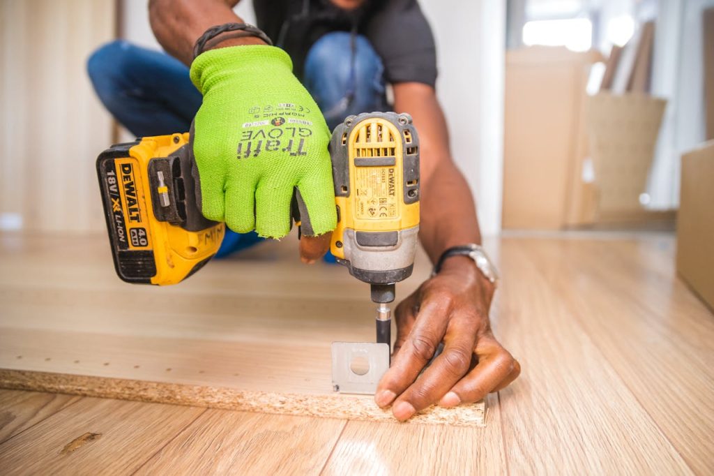 5 Things to Consider Before Installing Herringbone Parquet Flooring in the Living Room: Tips for a Successful Upgrade
